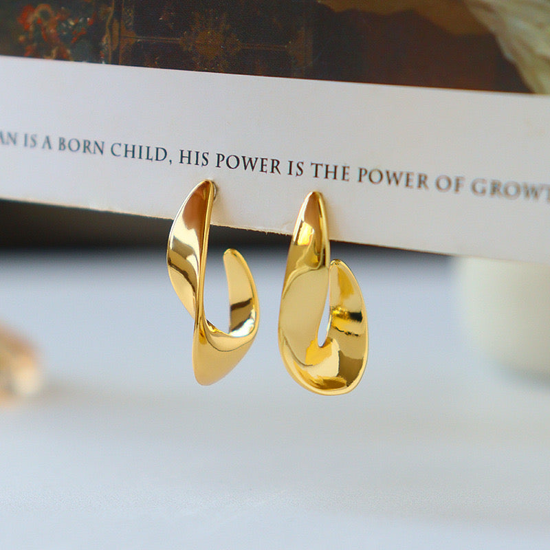 Minimalist Luxury Metal Earrings – Vintage & Elegant Design