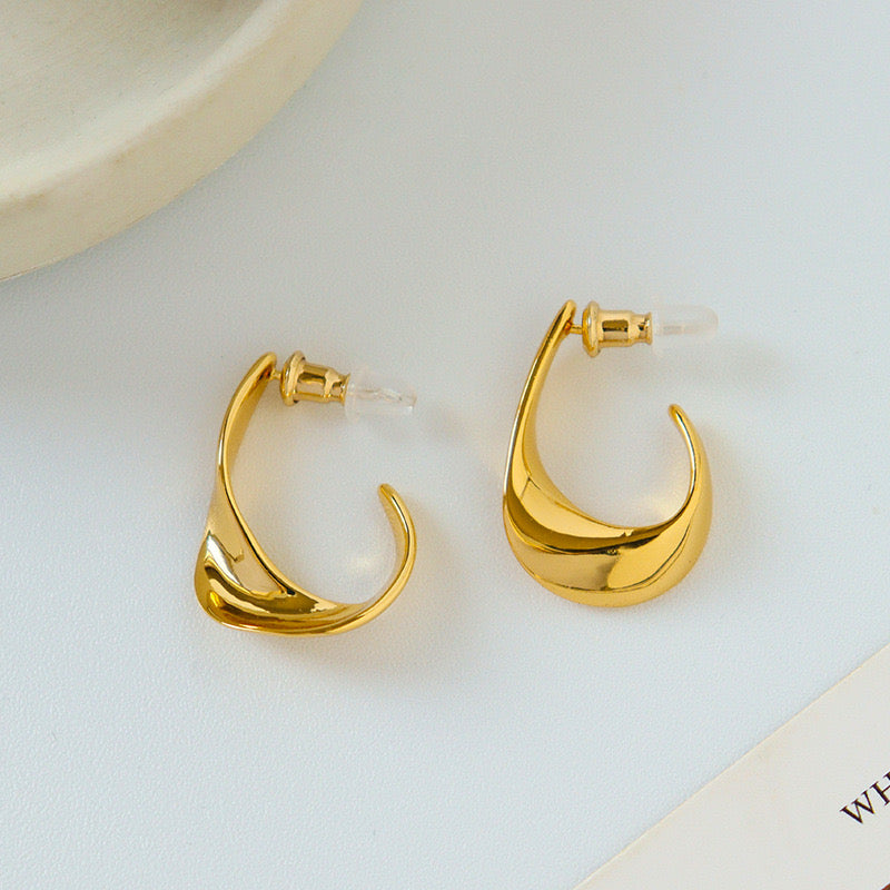 Minimalist Luxury Metal Earrings – Vintage & Elegant Design