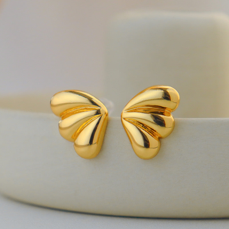 Minimalist Gold Wing Stud Earrings – Elegant Vintage Luxury
