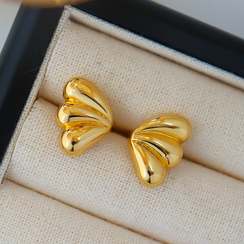 Minimalist Gold Wing Stud Earrings – Elegant Vintage Luxury
